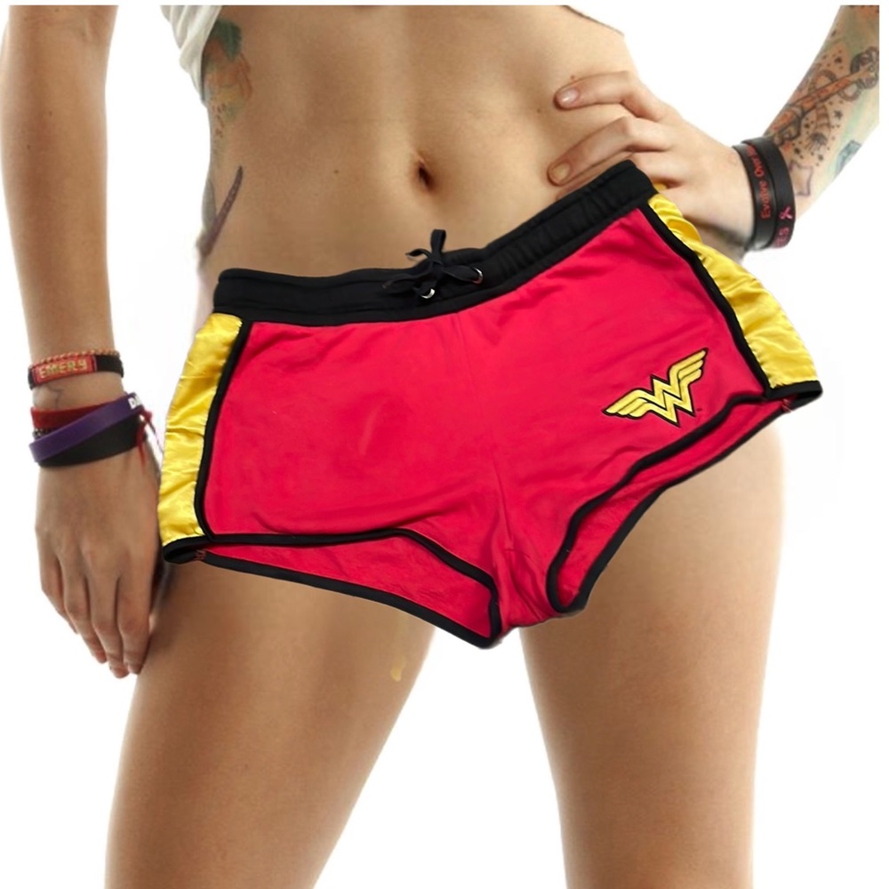 Wonder Women, Shorts